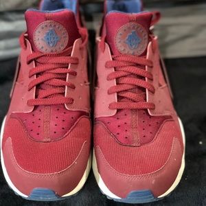 MEN SIZE 10.5 NIKE SHOES